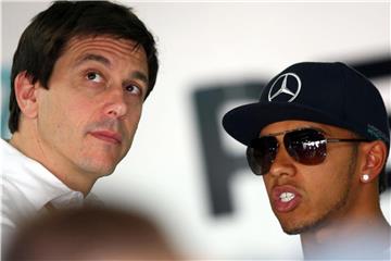 Für Motorsportchef Toto Wolff (l) ist ein neuer Vertrag für Lewis Hamilton ein Selbstläufer. Foto: Jens Büttner