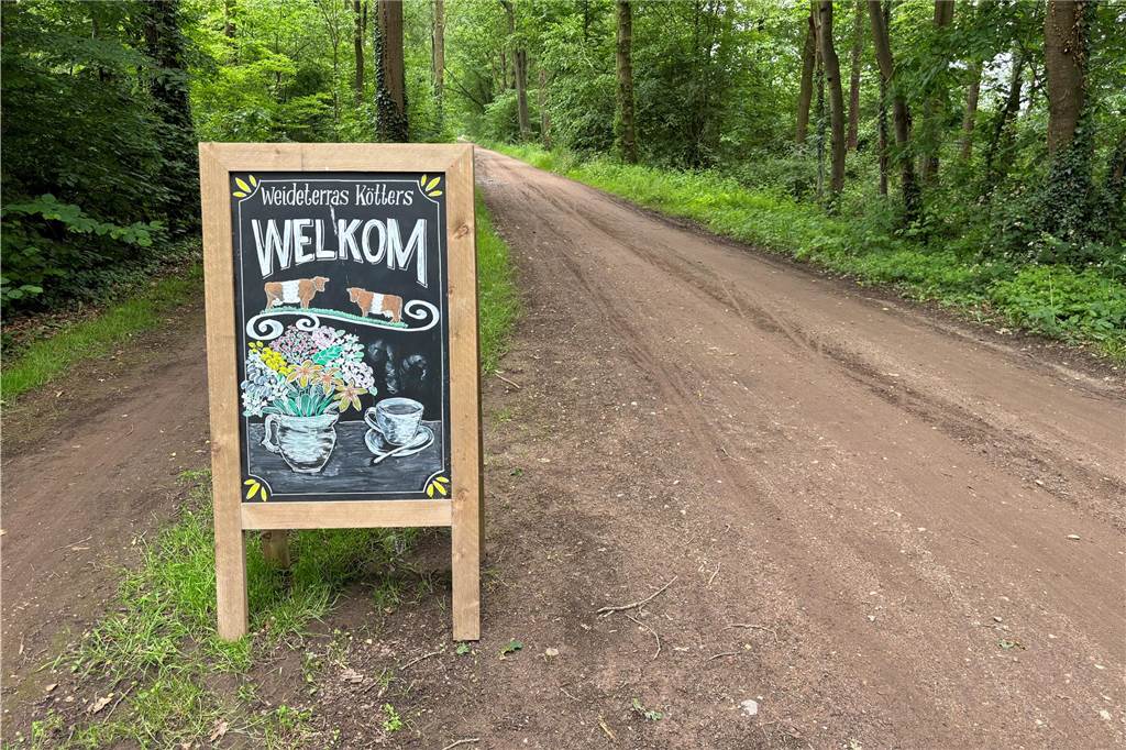 Über Stock und Stein auf dem Holzschuhwege in Woold Ein Schild
