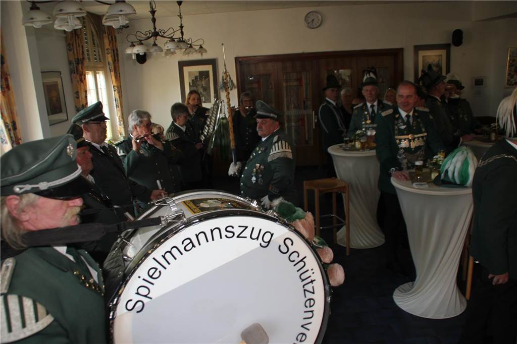 Der Spielmannszug des Schützenvereins Lünen-Süd spielt beim Königsball des Schützenvereins Brambauer.