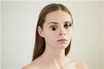 Für Mutige: Der absolute Hingucker ist in diesem Sommer der Graphic Eyeliner. Hier betont der Lidstrich nicht nur den Wimpernkranz, sondern wird zu einem eigenen Kunstwerk. Foto: Klaus-Dietmar Gabbert