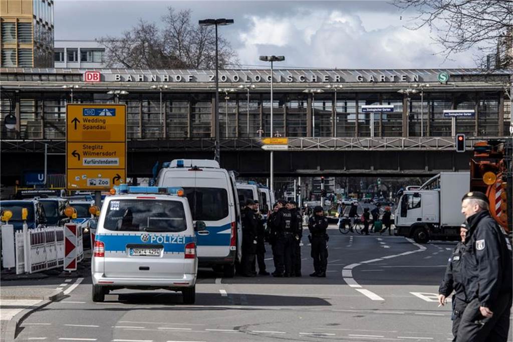 Netanjahu wirbt bei Scholz für Allianz: Proteste in Berlin Einsatzfahrzeuge der Berliner Polizei stehen in dem für Verkehr gesperrten Bereich am Hotel Waldorf Astoria am Bahnhof Zoo.