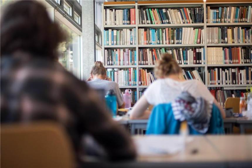Für Nichtakademiker-Kinder ist die Hochschulwelt meist sehr fremd. Doch die Organisation „Arbeiterkind“ hilft ihnen, den Studienwunsch zu erfüllen. Foto: Sebastian Gollnow