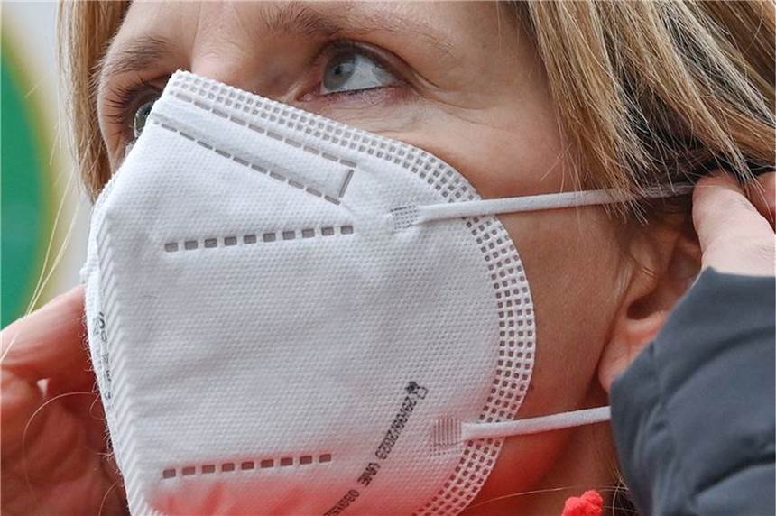 Studie zeigt: So hoch ist der Corona-Schutz durch FFP2-Masken wirklich Für optimalen Schutz muss der Nasenbügel zu einem «abgerundeten W» geformt werden, so dass er auf die Nasenflügel drückt.