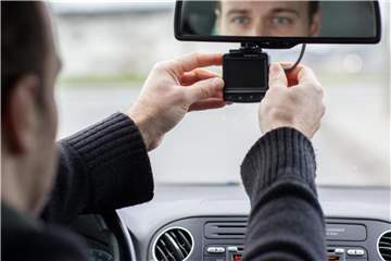 Für ordentliche Dashcams, die auch die rechtlichen Anforderungen erfüllen, muss man Experten zufolge derzeit um die 100 Euro ausgeben. Foto: Christin Klose