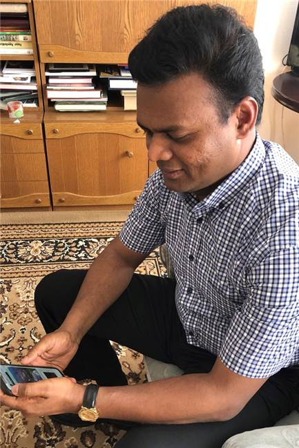 Für Pater Raju Peter ist das Handy als Kommunikationsmittel aktuelle noch wertvoller geworden.