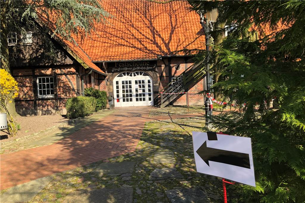 Darum ist Dorf Münsterland jetzt Behandlungszentrum für Corona-Patienten Für Patienten führt der Weg vom "Wartezimmer" Parkplatz in die Festscheune.