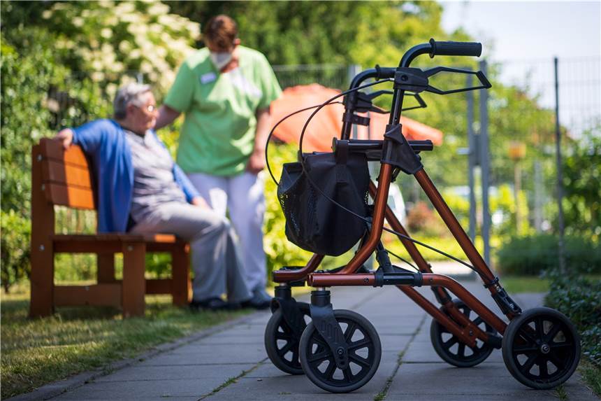 Für Pflegepersonal, Menschen in Altenheimen und medizinisches Personal mit Kontakt zu Risikopatienten werden Booster-Impfungen empfohlen.