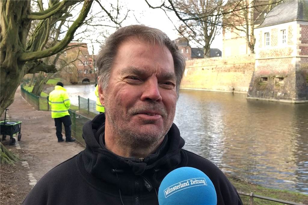 Für Polizeihauptkommissar Thorsten Schmidt, Einsatzleiter der Polizeitaucher aus Wuppertal, war der Einsatz an der Gräfte Alltag: Wenig Sicht, kaltes Wasser. 