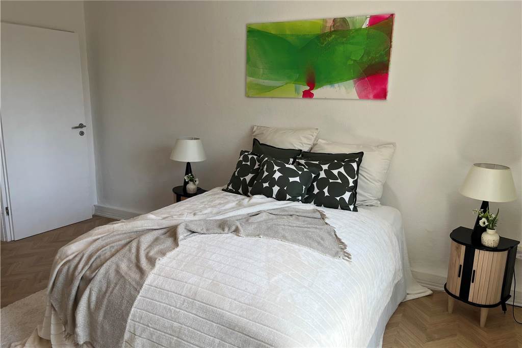 Makler Marco Nussbaum zeigt, wie ein Haus in Szene gesetzt wird Marco Nussbaum sitzt im Wohnzimmer des Hauses, das verkauft werden soll und durch die Einrichtung professionell in Szene gesetzt wurde.