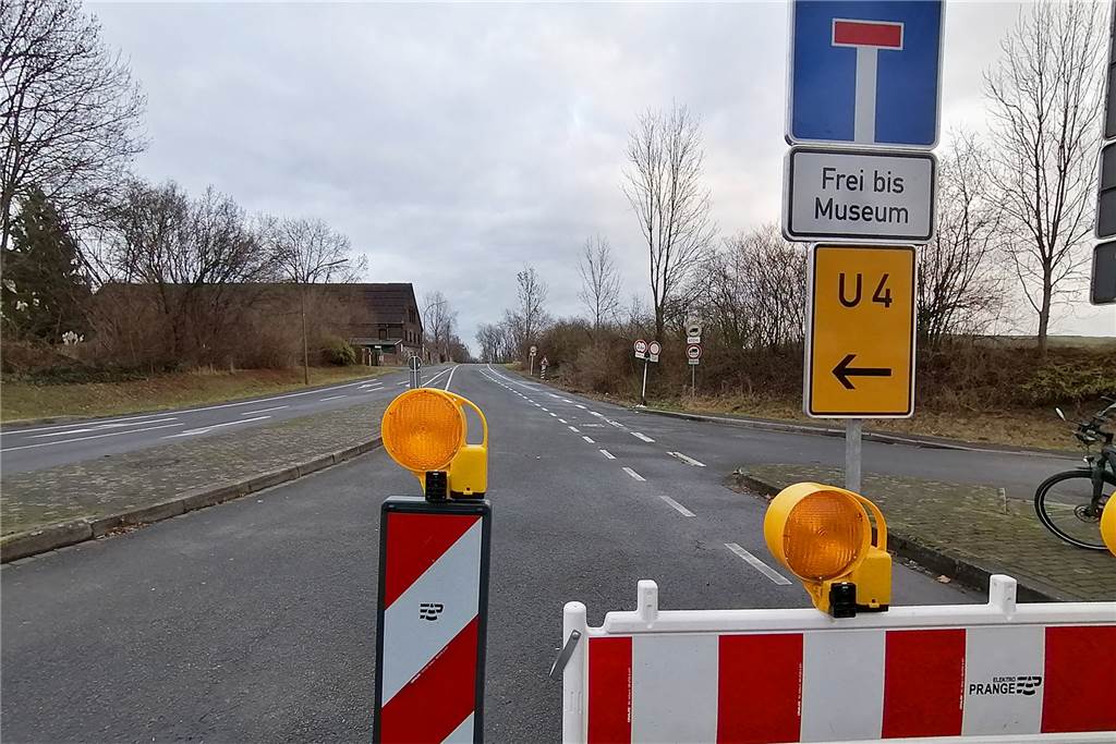 Straßensperrung: Radfahrer fahren Umwege wegen Arbeiten an einer Bahnbrücke Für Radfahrer, die von Obernette, Bodelschwingh oder Westerfilde kommen, ist ab der Kreuzung Mooskamp/Emscherallee eine Umleitung ausgeschildert. Der Umweg zum Emscherweg: 2,8 Kilometer.