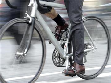 Für Radfahrer gilt die 1,6-Promillegrenze. Wissenschaftler fanden jedoch heraus: spätestens ab 1,1 Promille nehmen die alkoholbedingten Ausfallerscheinungen zu. Foto: Tobias Hase dpa