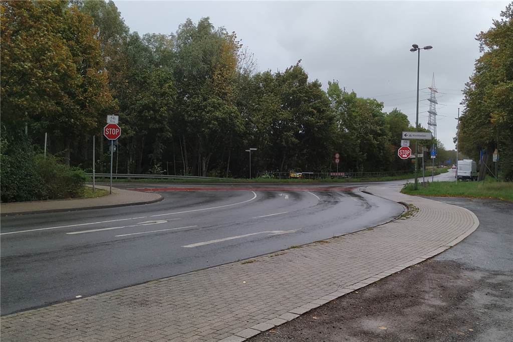 Leuchtendes Warnschild soll Radfahrer in Kirchhellen schützen Kreuzung Hauptstraße/Pelsstraße/Feldhausener