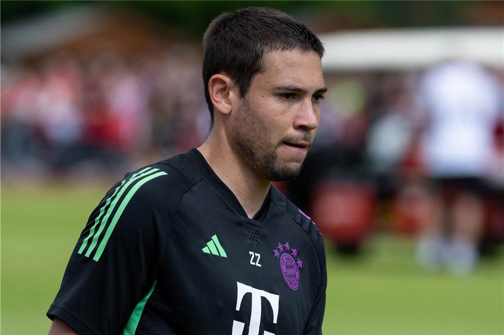 Raphael Guerreiro schaut grimmig.