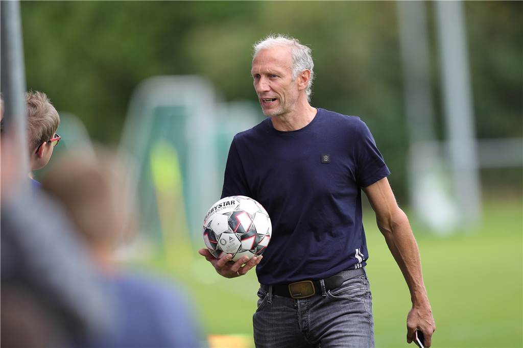 Nummer zehn: In drei Fußballvereinen verzichten die Trainer auf ihre Gehälter Für Reinhard Behlert ist der Verzicht „selbstverständlich“.