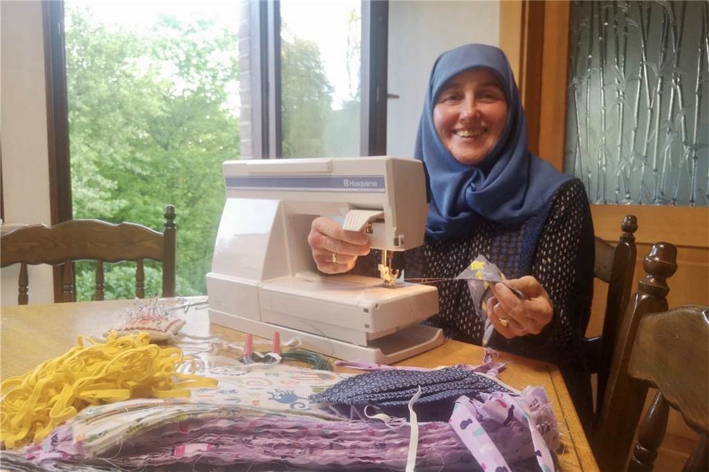 Ramadan in Corona-Zeiten: Warum die Krise auch ihr Gutes hat Für Renate Karaoglan, die auf diesem Bild damit beschäftigt ist im Rahmen einer Hilfsaktion Schutzmasken zu nähen, wird der Ramadan in diesem Jahr anders ablaufen - dem kann sie aber auch etwas Positives abgewinnen.