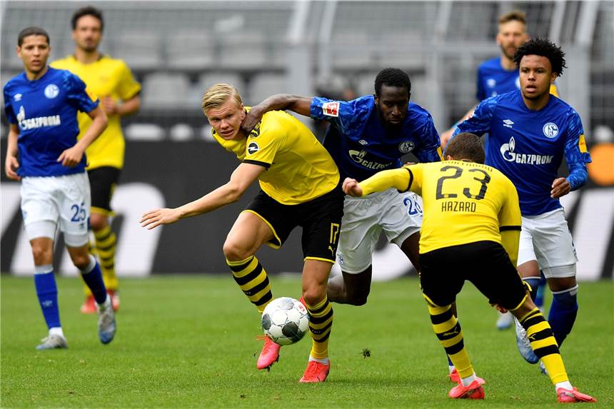 Schalke verliert 0:4 - gespenstische Vorstellung im „Geister-Derby“ Für Schalke ging es oft immer etwas zu schnell: Hier entwischt Dortmund Erling Haaland dem Schalker Abwehrchef Salif Sané.