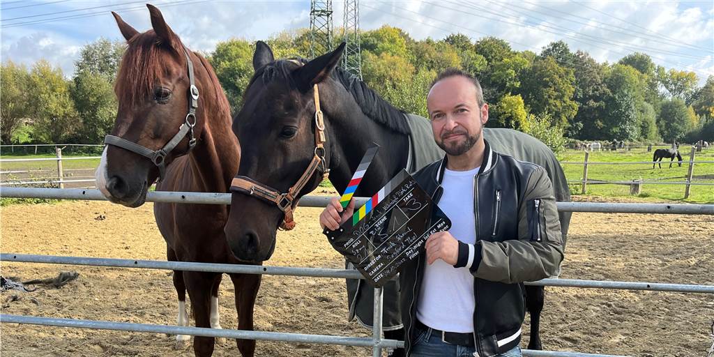 Filmdreh auf Pferdehof in Lünen: Autos werden zur Geduldsprobe am Set Für Frank Kubiak stand auf einem Pferdehof in Lünen ein ganz besonderer Filmdreh an. Er stand in seiner Heimat für seinen eigenen Film vor der Kamera.