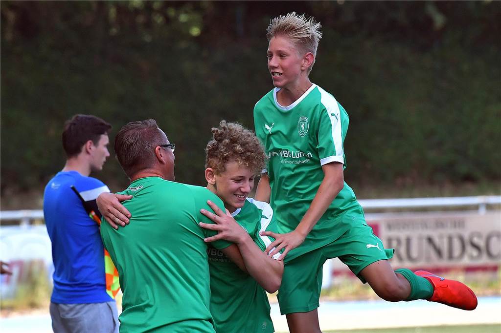 Conner Schönfelder gibt sein Comeback und blickt auf das Derby Conner Schönfelder jubelt und springt in die Luft.