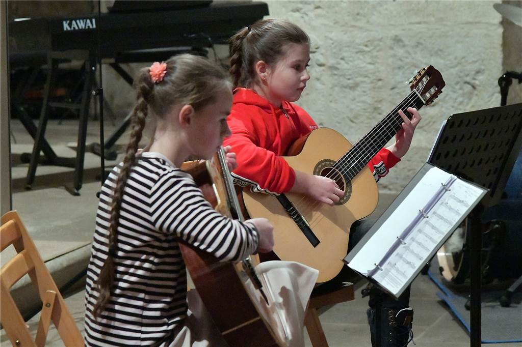 Konzert der Musikschulen sorgte in der Stiftskirche für weihnachtliche Stimmung Für Schüler und Dozenten ist das Konzert ein Highlight, aber auch aufregend.