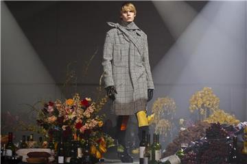 Für seine Catwalk-Gestaltung hat Raf Simons auf die Stillleben niederländischer Meister des 17. Jahrhunderts zurückgegriffen. Foto: Bebeto Matthews/AP