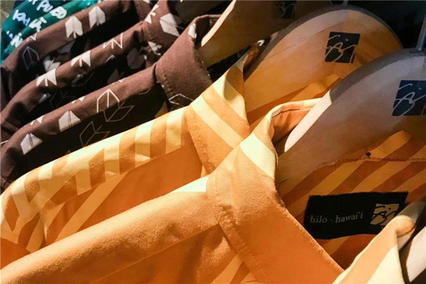 Das Hawaii-Hemd ist wieder da Für seine Hawaii-Hemden benutzt Designer Sig Zane traditionelle Stoffe und dezente Farben und Muster. Foto: Christina Horsten