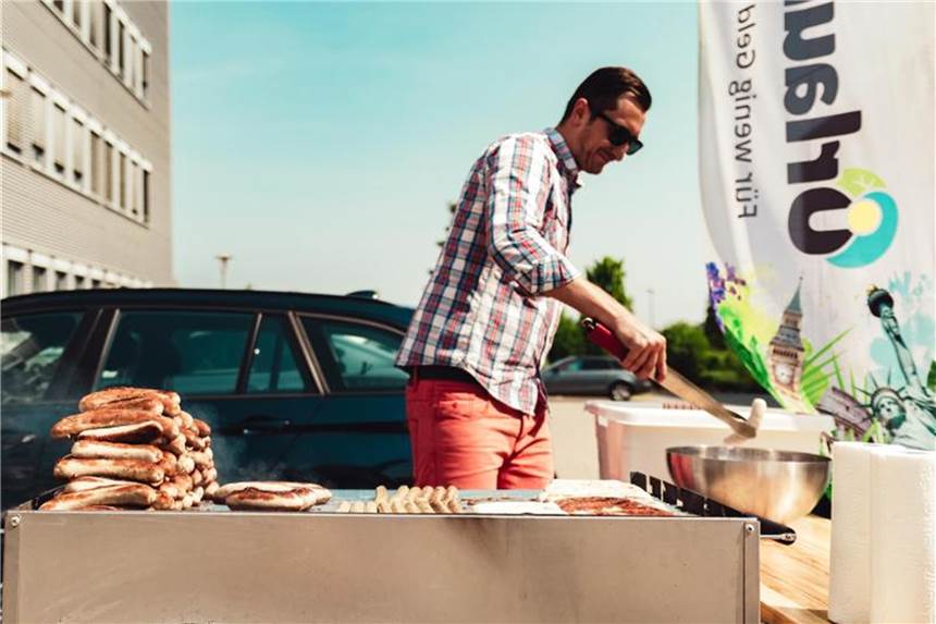 Für seine Kollegen stellt er sich auch mal an den Grill: Jerome Rienhoff kümmert sich als Feelgood-Manager darum, dass sich die Mitarbeiter bei der Firma UNIQ wohl fühlen. Foto: UNIQ GmbH