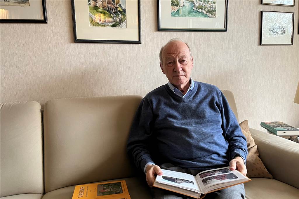 Dr. Hermann Terhalle wird Ehrenbürger der Stadt Vreden Für seine Publikationen hat Hermann Terhalle in vielen Archiven recherchiert. Und das alles neben seiner eigentlichen Tätigkeit als Lehrer.