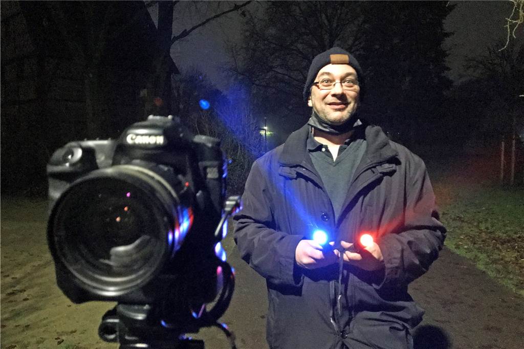 Mit Video: Hobby-Fotograf Christian Düsterhöft malt Bilder mit Taschenlampen Für seine spektakulären Bilder braucht Christian Düsterhöft nur ein paar bunte Taschenlampen und eine Kamera.