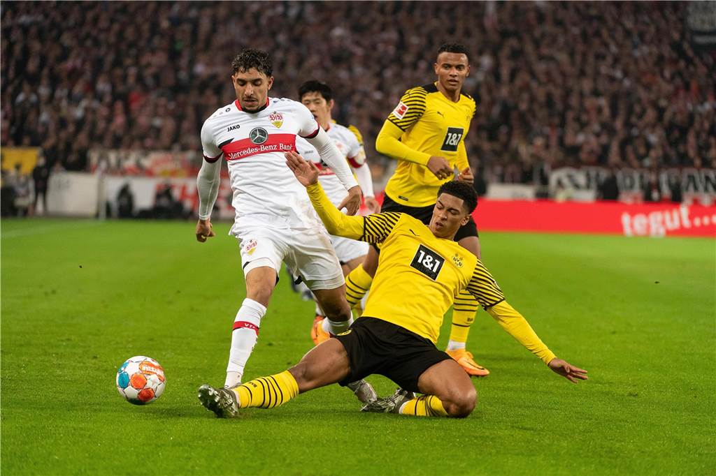 BVB-Spielerzeugnis: Jude Bellingham - Publikumsliebling und Chef im Mittelfeld Jude Bellingham mit einer Grätsche im Spiel gegen den VfB Stuttgart.