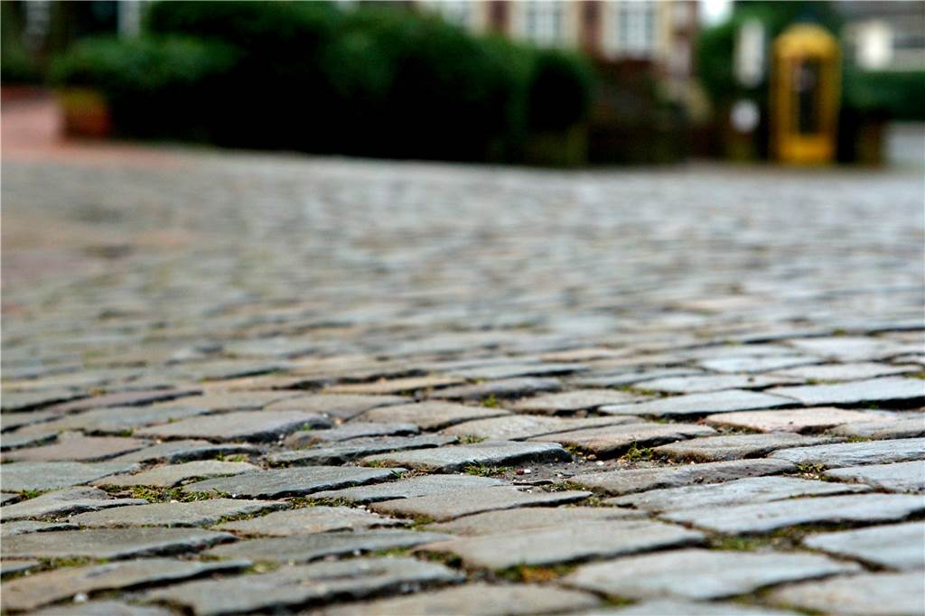 Asbeck: Viel Kultur, ein unschlagbarer Zusammenhalt, aber schlechte Verkehrsanbindung Für Senioren oder Menschen mit einer Gehbehinderung kann das historische Pflaster zur Herausforderung werden.