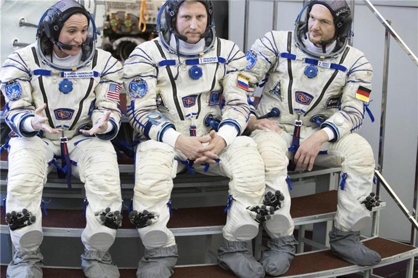 Gerst-Start zur ISS steht im Zeichen der Fußball-WM Für Serena Auñón-Chancellor (l-r) , Sergej Prokopjew und Alexander Gerst geht es bald los. Foto: Pavel Golovkin/AP