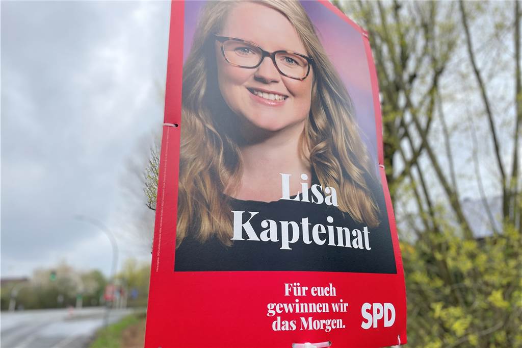 Ein Wahlplakat der SPD-Politikerin Lisa Kapteinat für die Landtagswahl 2022 in Castrop-Rauxel. 