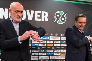 Für Sportdirektor Horst Heldt (r) und Hannover 96s Präsident Martin Kind ist das Wechsel-Intermezzo kein Thema mehr. Foto: Peter Steffen