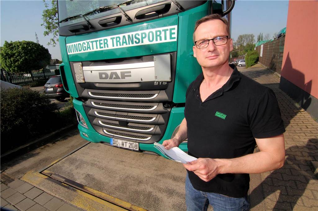 Firma aus dem Sauerland kommt wegen A45-Sperrung an die B1 Für Stefan Windgätter als Dortmunder Transportunternehmer und Vorstandsmitglied im Verband für Verkehrswirtschaft und Logistik ist die dauerhafte Sperrung der A45 „nach wie vor eine Vollkatastrophe“. Das LKW-Durchfahrtsverbot in Lüdenscheid bedeute jetzt eine weitere Herausforderung für die Logistikbranche.