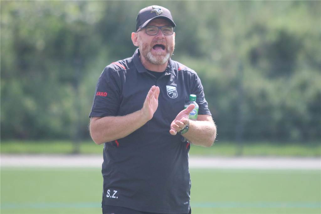 Sieg im Topspiel für die Frauen des FC Nordkirchen Stephan Zakrzewski steht an der Seitenlinie und feuert sein Team an.