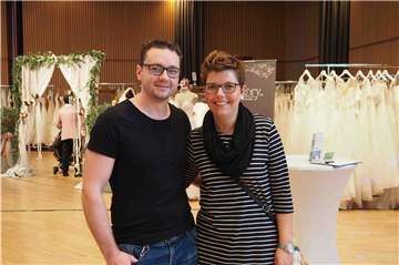Für Stephanie Eul und Marc Sittko geht es im August vor den Traualtar - jetzt aber waren sie auf der Hochzeitsmesse in Lünen erst einmal auf der Suche nach den passenden Trauringen.
