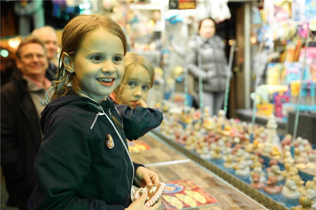 Ein Mädchen steht an einem Stand auf der Kirmes in Werne.