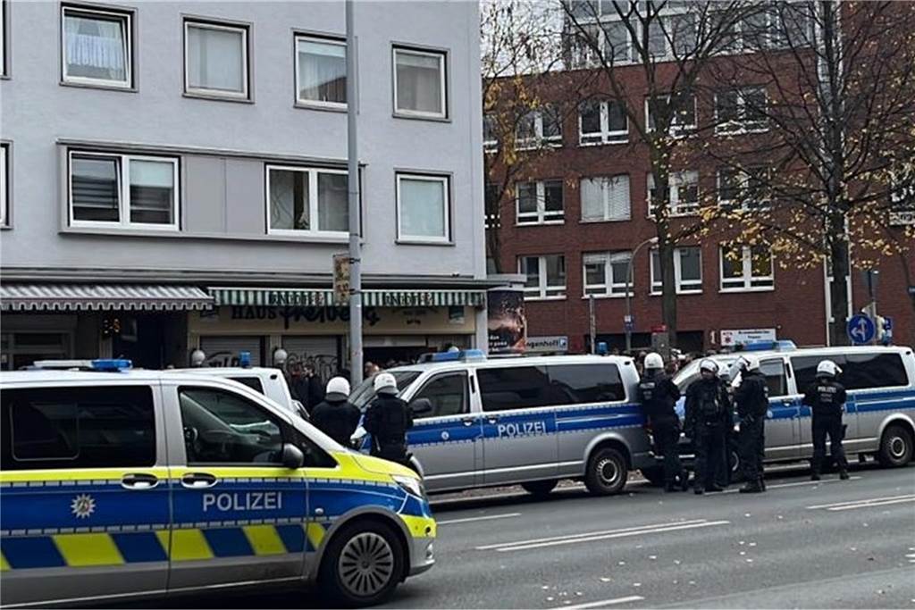 Für Stunden lag "Haus Freiberg" im Polizeikessel um Stuttgarter Hooligans.