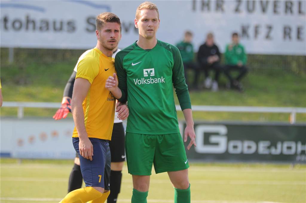 Ex-Spieler vom SuS Olfen heiratet in der „schwäbischen Toskana“ Sven Schlestein steht neben seinem Gegenspieler.