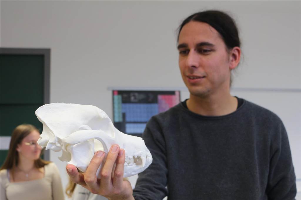 3D-Scanner an der Herta: Klara und Lina „klonen“ sich selbst Lehrer hält ein Modell in der Hand