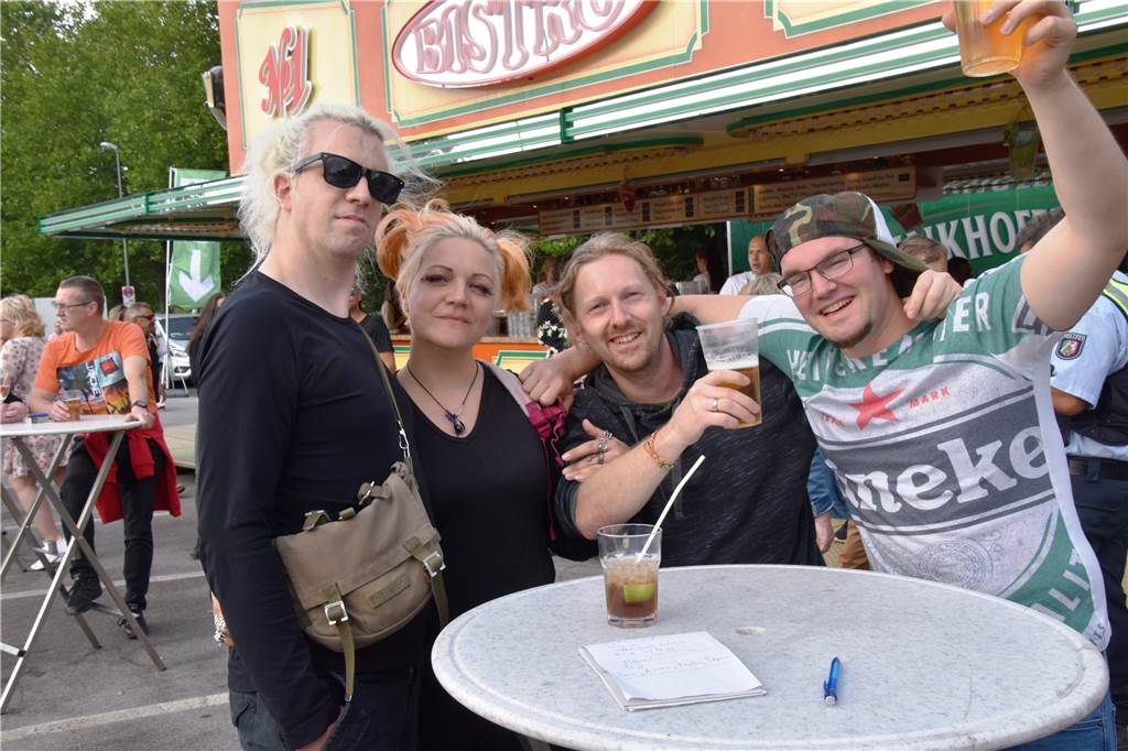 Zwei Tage musikalische Party: Lünen tanzt, feiert und singt beim Brunnenfest 2022 Für Tom, Anna, Martin und Flenzi (v.l.) werden bei der Musik aus den 90-er Jahren wilde Erinnerungen wach.