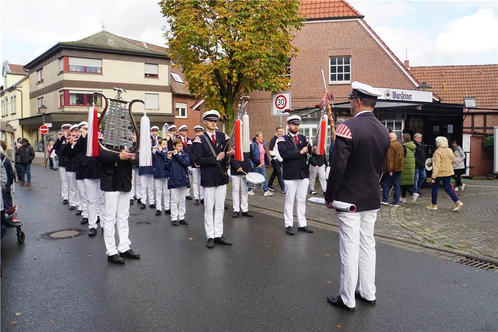 Für Unterhaltung sorgte der Spielmannszug der Kolpingfamilie Herbern, der musizierend durch die Marktstraßen zog