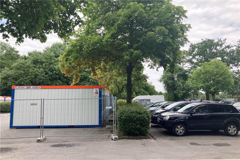 Container angekommen: Flüchtlingsunterkünfte am Cappenberger See aufgebaut Für Unverständnis sorgte die Containerunterkunft am Cappenberger See auch bei der CDU-Fraktion. In einem Antrag im Ausschuss für Sicherheit und Ordnung hatte es geheißen: Der Parkplatz werde einerseits gebraucht und stelle andererseits auch keinen geschützten Raum für geflüchtete Menschen dar.