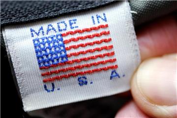 Für Verbraucher in Europa könnten die Zusatzzölle auf US-Produkte zu Preiserhöhungen führen. Neben amerikanischen Lebensmitteln, Kleidung und Motorrädern werden unter anderem auch amerikanische Stahlerzeugnisse, Schiffe und Boote betroffen sein. Foto: Maurizio Gambarini/Archiv