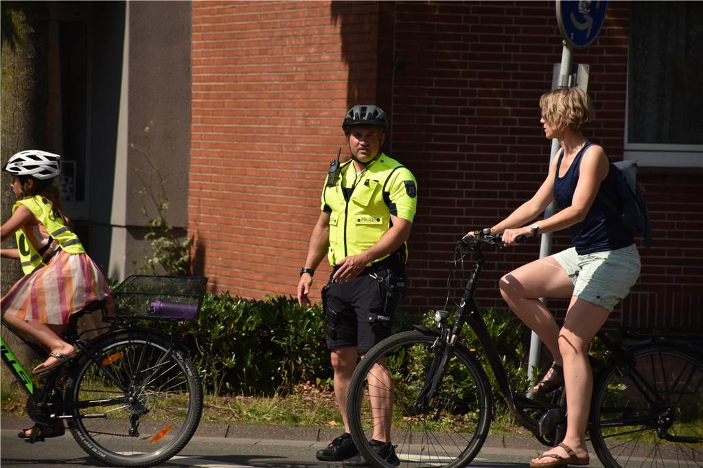 Rad- und Autofahrer: Polizei will Kreisverkehre sicher machen Jan Tonke erklärt Radfahrern das richtige Verhalten im Kreisverkehr