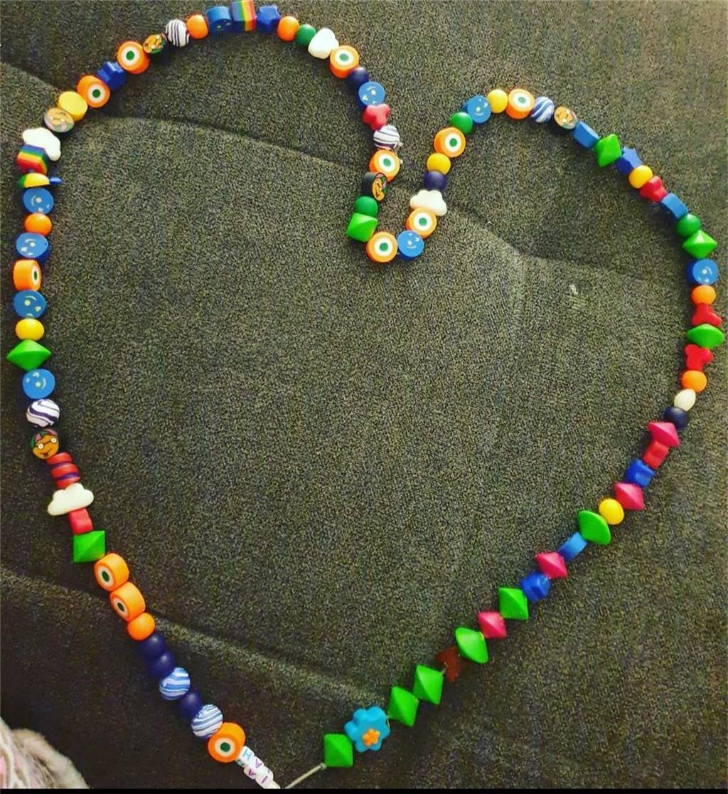Liah (8) hat den Krebs besiegt: „Wir sind sehr stolz auf unsere Kämpferin“ Eine Perlenkette von der Wernerin Liah.