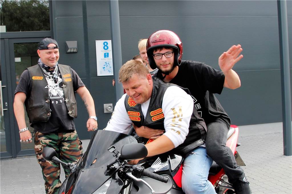 So läuft‘s mit dem Zusammenleben behinderter und nichtbehinderter Menschen in Nordkirchen Für viele aus der Kinderheilstätte ist das Treffen mit den Bikern der Höhepunkt des Jahres. Die Biker unterstützen die Heilstätte seit Jahren.