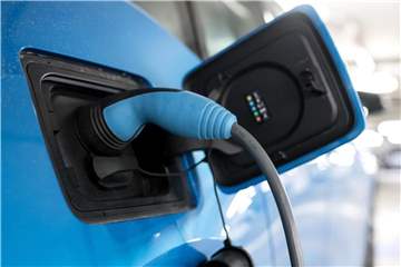 Für viele Autofahrer noch ein ungewohnter Anblick: Zum „Tanken“ kommt das E-Auto an die Steckdose. Foto: Sven Hoppe