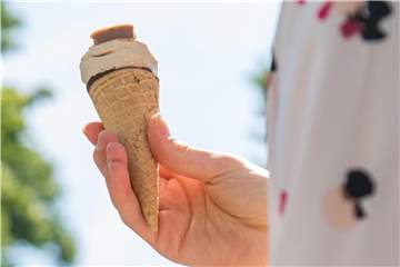 Für viele gehört Eis zum Sommer dazu. Allzu schnell sollte man es aber nicht essen - sonst drohen Eis-Kopfschmerzen. Foto: Christin Klose