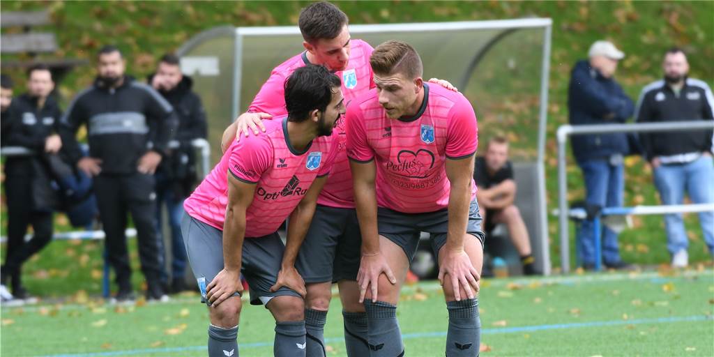 Goalgetter von Wacker Obercastrop stillt Torhunger mit vier Treffern Für Wacker Obercastrop II steckten beim 8:1-Sieg gegen die SG Victoria/Sportfreunde II (v.l.) Elvis Shala, Stefan Kitowski und Manuel Backes die Köpfe zusammen.